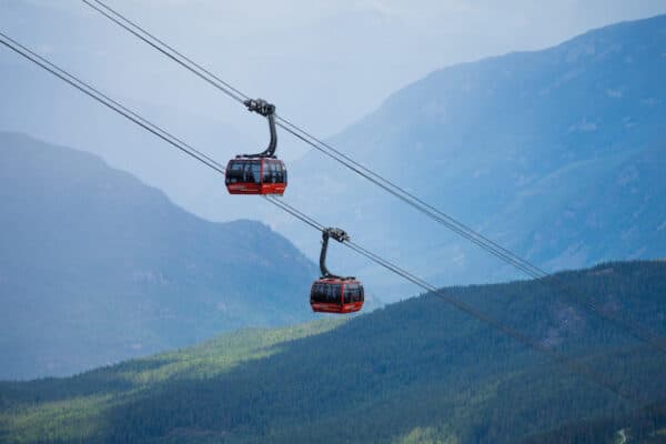 https://www.discovercanadatours.com/wp-content/uploads/2022/04/©DCT-LisanneSmeele-Peak2PeakGondola-Whistler-600x400.jpg