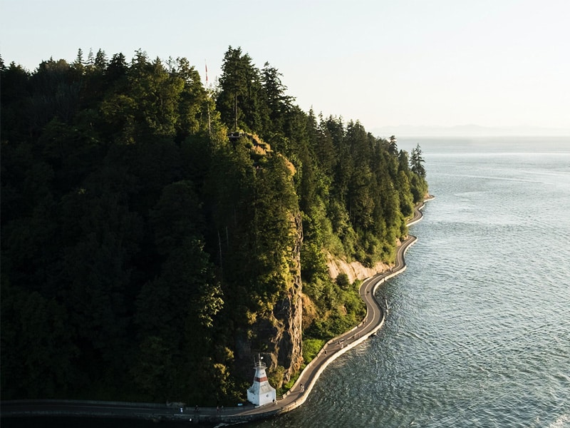 https://www.discovercanadatours.com/wp-content/uploads/2022/07/Unsplash-KyleThacker-StanleyPark-Vancouver.jpg