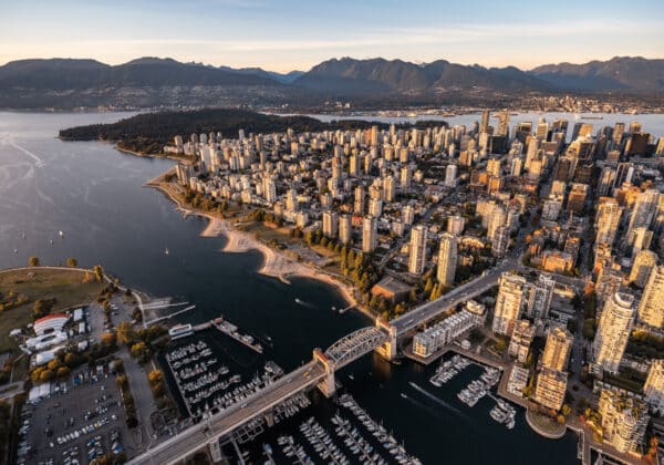 https://www.discovercanadatours.com/wp-content/uploads/2022/07/©DestinationVancouver-AlbertNormandin-VancouverView-600x420.jpg