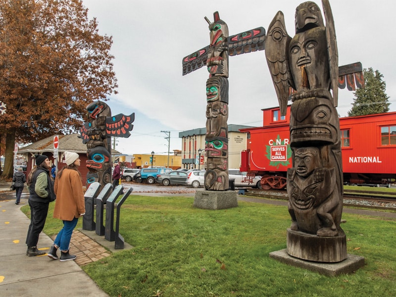 https://www.discovercanadatours.com/wp-content/uploads/2022/07/©TourismVanIslandTourismCowichan-PaigeOwen-Totem1-Transformation-Lavernce-RoyCorkyBaines-Totem2-TheFeastandRavensGift-DougLaFortuneakaWiliamHorne.jpg