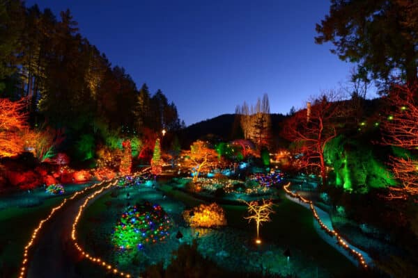 https://www.discovercanadatours.com/wp-content/uploads/2022/10/©TheButchartGardens-HolidayLights-1-600x400.jpg