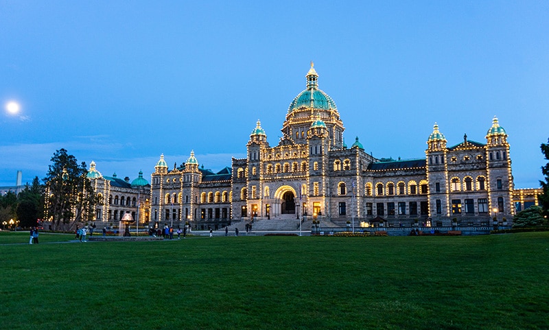 https://www.discovercanadatours.com/wp-content/uploads/2022/11/©DCT-LisanneSmeele-VictoriaParliament.jpg