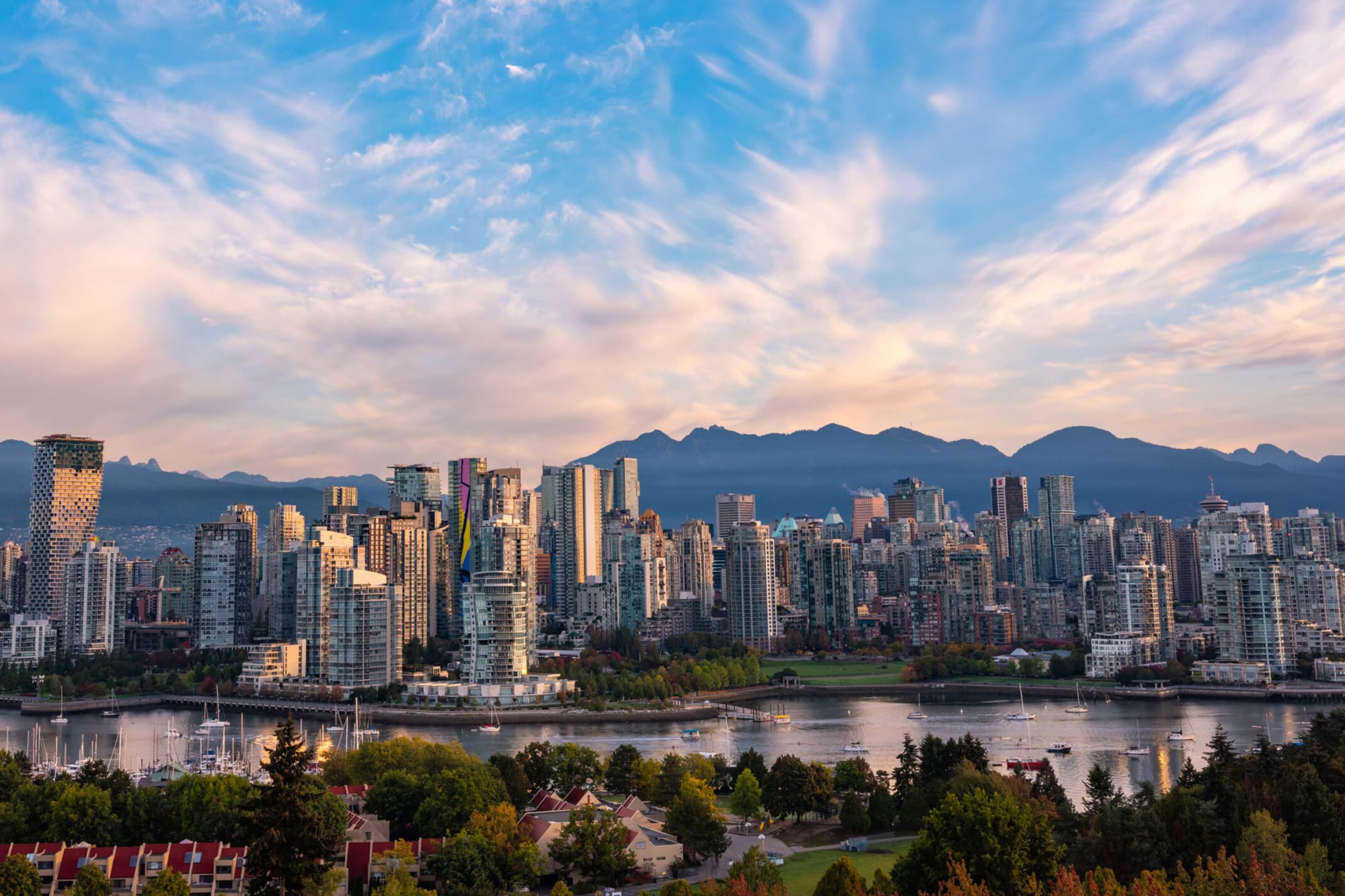 https://www.discovercanadatours.com/wp-content/uploads/2022/12/©DestinationVancouver-AlbertNormandin-VancouverSkyline-1.jpg