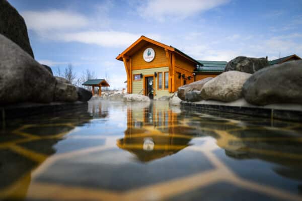 https://www.discovercanadatours.com/wp-content/uploads/2023/05/Nordic-Hot-Spring©Govt-of-Yukon-Andrew-Strain_72-600x400.jpg