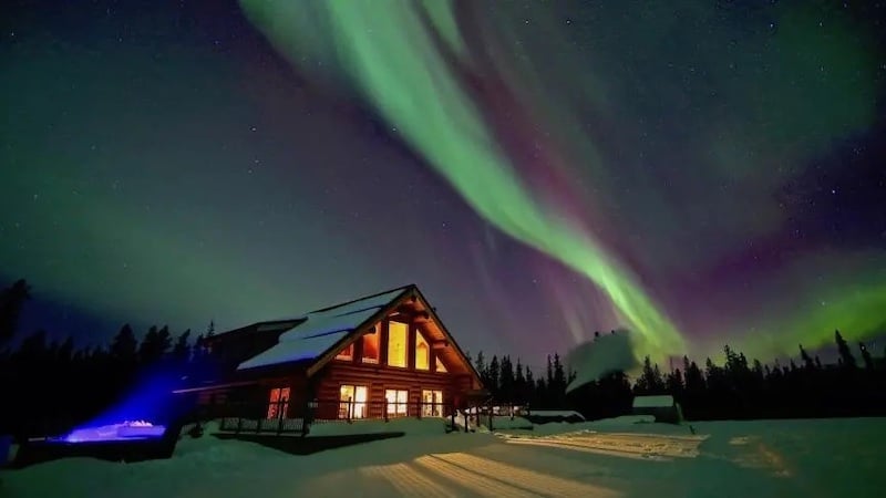 https://www.discovercanadatours.com/wp-content/uploads/2023/09/©NorthernLightsResortSpa-WolfgangBublitz-Yukon2.jpeg