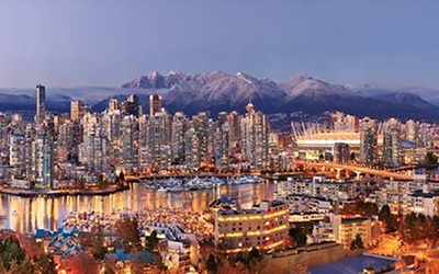 https://www.discovercanadatours.com/wp-content/uploads/2024/08/©DTNVancouver-AvisionPhotography-ChrisCollacott-VancouverPanoramaWinter-LOWRES.jpg