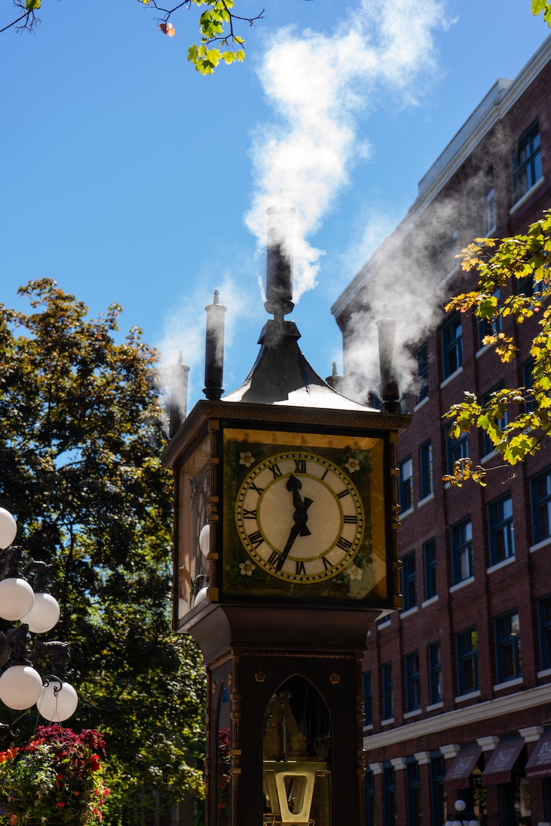 https://www.discovercanadatours.com/wp-content/uploads/2024/10/©DCT-LisanneSmeele-Gastown-Steamclock-Vancouver.jpg