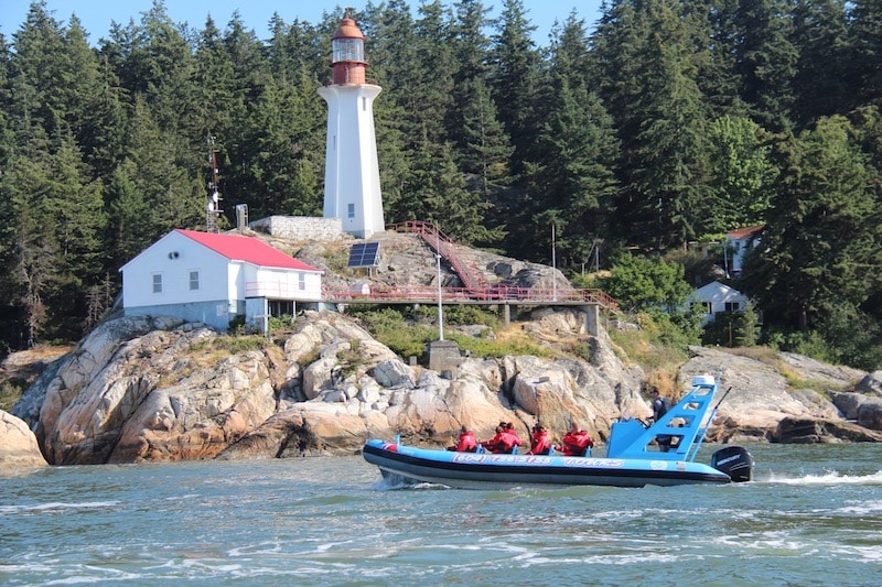 https://www.discovercanadatours.com/wp-content/uploads/2024/10/©VancouverWaterAdventures-BoatTour.jpg