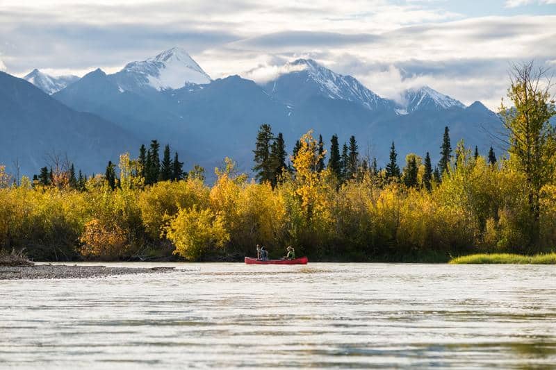 https://www.discovercanadatours.com/wp-content/uploads/2025/02/©YukonGovt-DestinationCanada-Canoeing-Fall.jpg