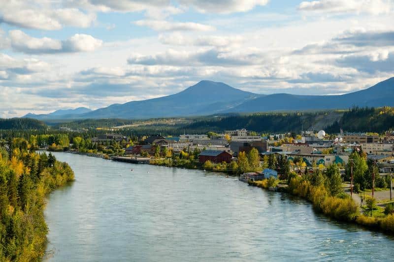 https://www.discovercanadatours.com/wp-content/uploads/2025/02/©YukonGovt-DestinationCanada-Whitehorse-Fall.jpg