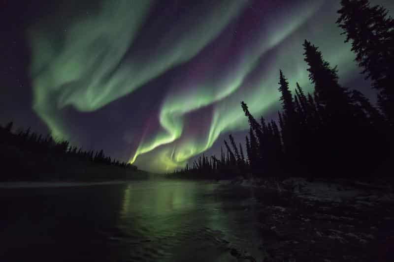 https://www.discovercanadatours.com/wp-content/uploads/2025/02/©YukonGovt-RobertPosma-Fall-NorthernLights.jpg