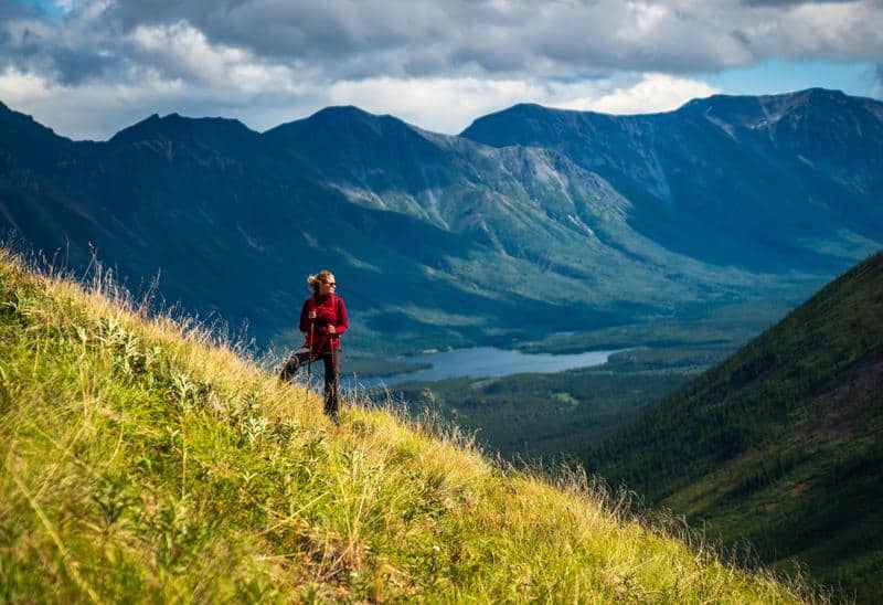 https://www.discovercanadatours.com/wp-content/uploads/2025/02/©YukonGovt-TobinSeagel-Fall-Hiking.jpg